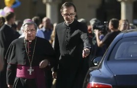 Kler delikatnie liźnięty